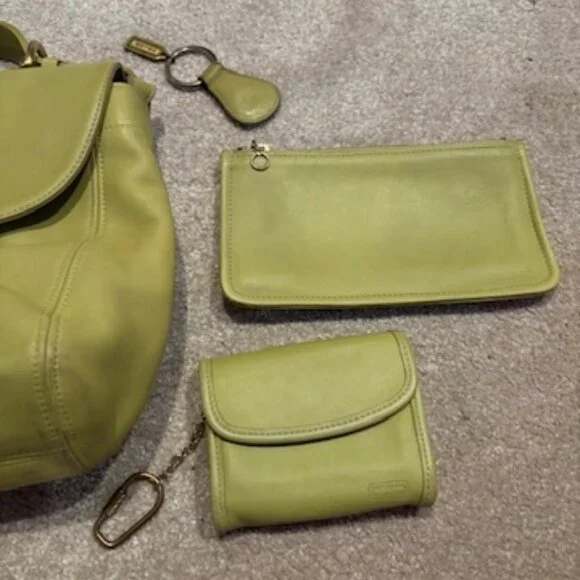 Vintage Coach Leather Chartreuse Cross Body Snap Closure Bag w/ Wallets Included - Picture 16 of 16